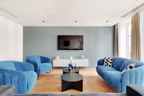 Checkmyguest ti offre questo grande e lussuoso appartamento di 130 m², situato nel cuore dell'8° arrondissement di Parigi, nell'elegante quartiere della Madeleine. Con 3 camere da letto e una serie di comfort, questo appartamento è il luogo perfetto ...