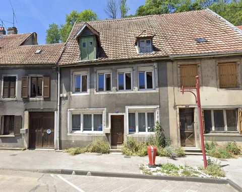 L'Isle-sur-le-Doubs (25), Dorf mit allen Geschäften Clément freut sich, Ihnen exklusiv diese Doppelhaushälfte vorstellen zu können, bewohnbar, auf einem Grundstück von 9,76 Ar, es umfasst: Im Erdgeschoss: Eingang, Esszimmer / Wohnzimmer mit Pelletofe...