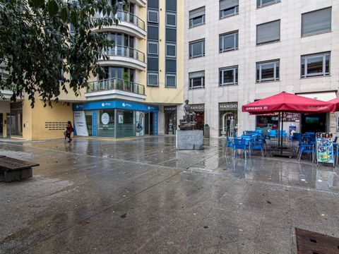 Wohnung in ausgezeichnetem Zustand, mit sehr großzügigen Flächen. Es verfügt über 1 Wohnzimmer mit Balkon, 1 Suite, 2 Schlafzimmer (1 mit Balkon), 1 Badezimmer, 1 Küche und 2 Parkplätze. Das Anwesen ist sehr gut für Ihren Komfort und den Ihrer Famili...