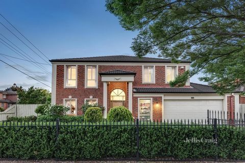 Presenting a seamless blend of timeless elegance and contemporary style, this luxurious family residence provides abundant family space in an unrivalled lifestyle location. Timber floors and natural light create a refined atmosphere throughout multip...