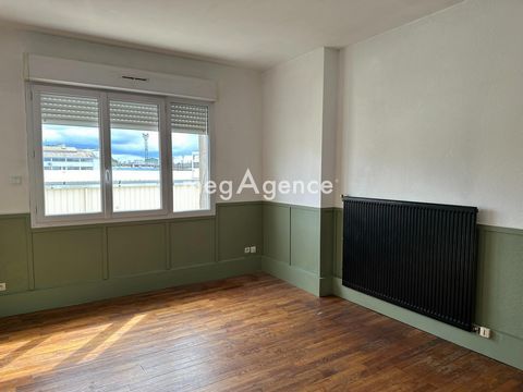 Appartement spacieux de type T3 d’une surface habitable de 56 m2, au 2ème étage d’un petit immeuble. Situé au cœur de Poitiers, il bénéficie d'un emplacement privilégié assurant une vie quotidienne pratique et se trouve à proximité de toutes les comm...