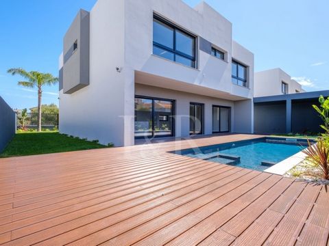 Magnificent 4-bedroom villa located in Bicesse, in the municipality of Cascais. Located in a quiet, residential area, this villa is spread over two floors and has a pleasant outdoor area that includes a private pool, a garden that surrounds most of t...