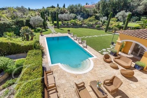 Eingebettet in die Ruhe von Cap d'Antibes, bietet diese wunderschöne 481 m² große Villa auf zwei Ebenen, nur 5 Gehminuten vom Strand Keller entfernt, ein exklusives und ruhiges Wohnumfeld. Im ersten Stock befinden sich ein geräumiges Wohnzimmer mit K...