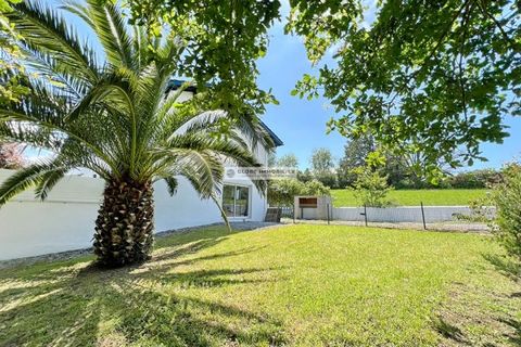 House of 75.90m² approx, land of 286m². On the heights of Bidart. Quiet. Garden. Ground floor, fitted kitchen open to living room. TOILET. Upstairs: 2 bedrooms, 1 shower room. Cellar of 30m². Outdoor parking. Mr ÉGEON TEL: ... Carte CPI ... % of fees...