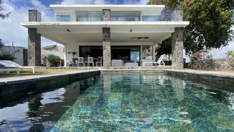 In einem friedlichen Wohngebiet eingebettet, bietet diese exquisite Villa einen direkten Zugang zum Ozean und bietet einen privaten Schwimmbad mit atemberaubendem Blick auf das Wasser. Treten Sie in eine Oase der Ruhe ein, in der sich moderner Komfor...