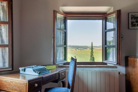 Entouré de collines verdoyantes, de prairies et de champs, à seulement 9 km de Peccioli, un ancien village plein de boutiques et de restaurants, ce lieu offre une paix et une tranquillité absolues. C'est le point de départ idéal pour explorer le cœur...