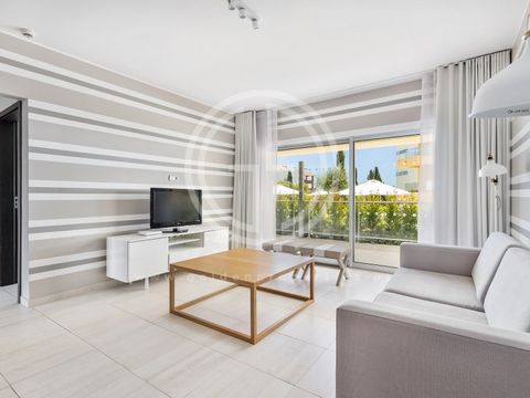 Ausgezeichnete 1-Zimmer-Wohnung in einer spektakulären Wohnanlage gegenüber dem Golf in Vilamoura. Strategisch günstig gelegen, in der Gegend von Canals do Golfe, nur wenige Gehminuten vom Jachthafen, dem Zentrum und dem Strand entfernt. Die Entwickl...