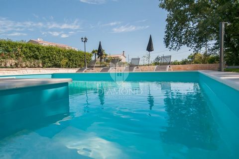 Location: Istarska županija, Tinjan, Tinjan. Istria, Tinjan, dinsotrni Villa spettacolare con piscina e 4 camere da letto! Questa bellissima villa si trova nelle vicinanze di Tinjan, una piccola e affascinante cittadina situata nel cuore dell'Istria,...