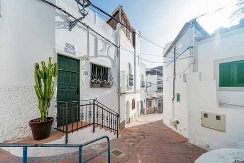 Am unteren Ende der Calle La Corriente gelegen, ohne die Anhöhe erklimmen zu müssen, bietet dieses schöne Haus in der Altstadt von Mogán die perfekte Kombination aus Tradition und Moderne. Vollständig restauriert, bewahrt es den Charme der typischen ...