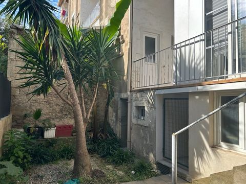 Discover this magnificent ground floor apartment with garden, ideally located in the city center of Béziers. Enjoy a bright and comfortable living space, including a living room, a fully equipped and fitted kitchen, a bathroom, two large bedrooms, on...