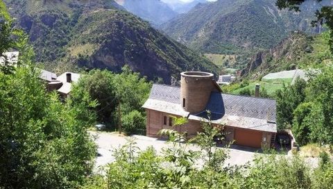 Dit land is gelegen in de rustige parochie van Sant Julià de Lòria, in het exclusieve gebied van Nagol, bekend om zijn natuurlijke omgeving en panoramische uitzichten. De locatie biedt een residentiële en privésfeer, omgeven door bergen, en is goed v...