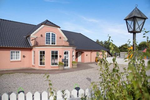 Willkommen in Ihrem idealen Urlaubsort in Græsted! Dieses charmante Ferienhaus befindet sich in einem familienfreundlichen Ferienpark und bietet eine perfekte Mischung aus Komfort und Bequemlichkeit. Im Inneren finden Sie einen gemütlichen Wohn-/Schl...