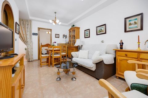 Opportunité unique à Torrevieja ! Ce bel appartement au rez-de-chaussée est parfait pour ceux qui recherchent le confort et la proximité de la plage. Avec un accès direct depuis la rue et une piscine commune, cette propriété est idéale pour profiter ...