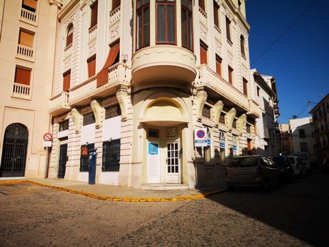 Commercial property available for long term rental in Oliva town centre. Consisting of two floors - the ground floor has the main shop with plenty of window space for advertising, a small kitchen and dining area, toilet, and stairs up to the 2nd floo...