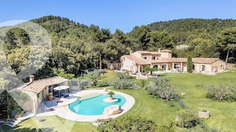 Très belle propriété située dans un environnement exceptionnel, aux prestations soignées et aux matériaux de qualité. Le parc de 1.7 hectares est clos et paysagé, situé au cœur de la Provence entre cyprès, oliviers et d'immenses pins. Piscine en form...