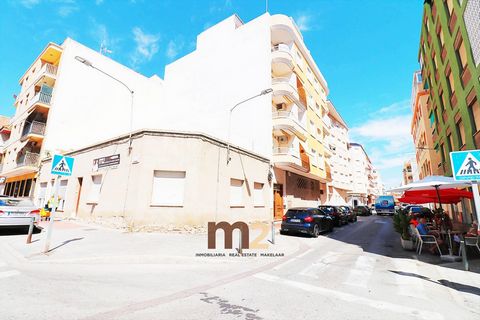 Se vende apartamento en zona Mercadona, a 300 metros de la playa, en Guardamar del Segura. La vivienda esta situada en una tercera planta con ascensor, ubicada al Este. Dispone de 2 dormitorios ambos con armarios empotrados, un baño completo con bañe...