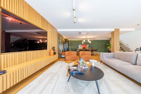 Descubra a exclusividade e o conforto desta moradia de Luxo, completamente mobiliada e decorada, localizada no charmoso e cobiçado Estoril conhecido pelas belas praias, campos de golfe e estilo de vida requintado. Esta moradia é a escolha perfeita pa...