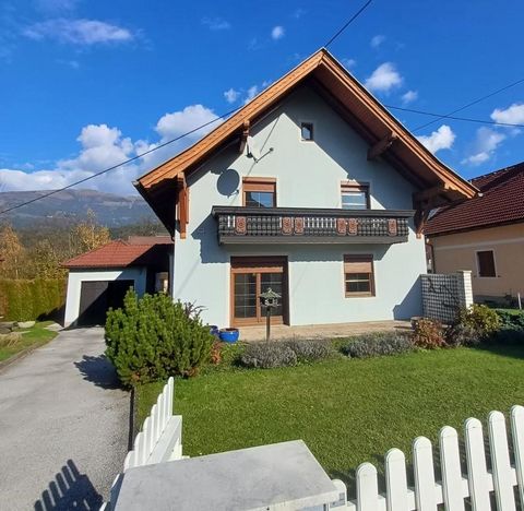 Questa affascinante casa si trova in una tranquilla strada laterale di Feistritz an der Drau ed è perfetta per le famiglie! Il giardino con un totale di 800 m², che comprende una casetta da giardino e una terrazza con ulteriori 30 m², offre spazio pe...