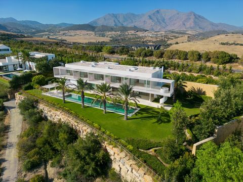 Deze prachtige luxe villa is gelegen in Finca Cortesin, Casares, Malaga en biedt een exclusieve levensstijl op een van de meest gewilde locaties aan de Costa Del Sol. Met 5 slaapkamers, 6 badkamers en 1 toilet biedt deze villa voldoende ruimte voor e...