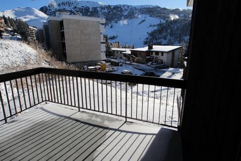 Die Residenz befindet sich in Chamrousse 1650 (Le Recoin). Residenz mit Aufzug auf 8 Etagen und 51 Unterkünften. Kostenloser Shuttle am Fuße des Gebäudes zum Bahnhof (Le Recoin und Roche Béranger). 45m² große Wohnung, im 1. Stock mit Ostbalkon. In de...