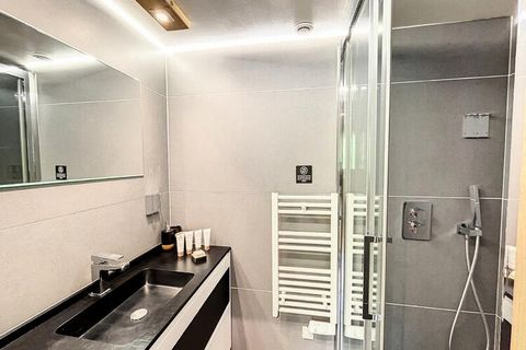 Benvenuti in questo appartamento idealmente situato a Les Gets. Con le sue 3 camere da letto e una capacità di 8 persone, questo spazioso appartamento di 100 m² è perfetto per famiglie o gruppi di amici in cerca di un'esperienza di montagna. Immagina...