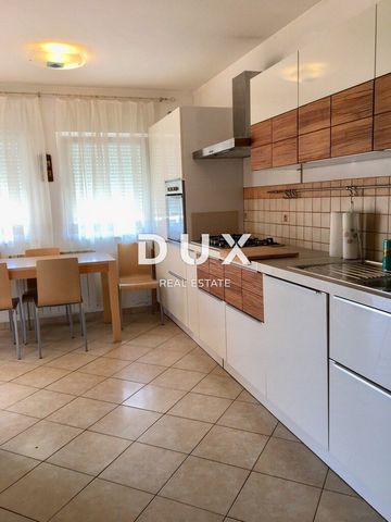 Location: Primorsko-goranska županija, Rijeka, Kantrida. RIJEKA, KANTRIDA - 3-Zimmer-Wohnung, Meerblick Wir verkaufen eine schöne Dreizimmerwohnung mit Wohnzimmer und Balkon mit einer Wohnfläche von 107 m2 im 2. Obergeschoss eines Wohnhauses. Die Woh...