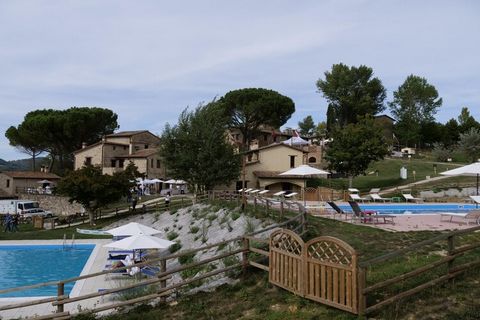 Prachtige residentie, in de stijl en charme van een middeleeuws dorp dat dateert uit de 15e eeuw. Het is ingebed in het pittoreske Umbrische landschap, vlakbij Montone, dat wordt beschouwd als een van de mooiste dorpen van Italië. De residentie besch...