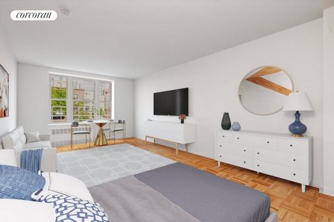 Top Floor studio with downtown Brooklyn views: This lovely sunny and spacious renovated studio in prime Brooklyn Heights can be yours now! This top floor apartment with south eastern sky exposure is located in a well-maintained co-op elevator buildin...