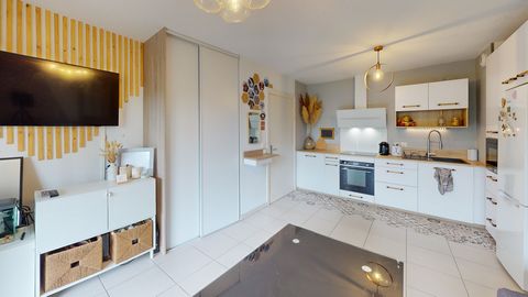 Coup de coeur assuré pour cet appartement rénové dans un esprit cooconning. L'agence S&F Immobilier Associés vous présente ce magnifique 2 pièces avec son beau jardin. Vous profiterez d'un séjour de 21m2 avec une belle cuisine. La chambre a 2 placard...