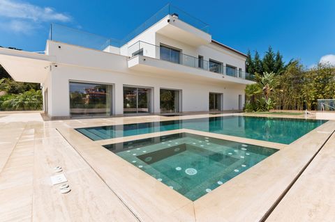 Completely renovated villa whose spaces have been designed to combine maximum comfort with the best materials and finishes, such as travertine marble and hijau stone. Located in a very exclusive neighborhood, which offers a lot of security and tranqu...