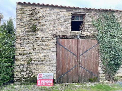 CHAI à réhabiliter centre village avec jardin et préau: 115 990 euros HAI Catherine BRUGUIER vous propose en exclusivité dans le village de St Sauveur d'Aunis, ce chai à réhabiliter d'environ 104 m2 sur 2 niveaux. L'ensemble se compose d'un chai viab...