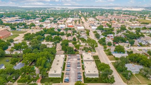 Located in the heart of Historical Downtown Grapevine, this thirty-two-unit complex was constructed in 1972, the building consists of eight two-bedroom units and twenty-four one-bedroom units. Residents enjoy the property’s great location within a tw...