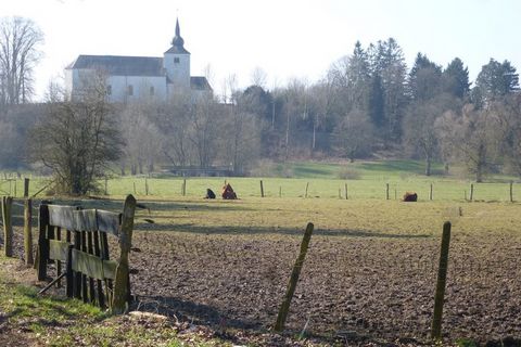 Maison de famille datant de la fin du 19 ème siècle et restaurée récemment, le Pré en Bulles est un gîte chaleureux et spacieux, idéal pour les familles ou entre amis. Profitez d'un bon feu de bois dans le premier salon ou regardez un bon film dans l...