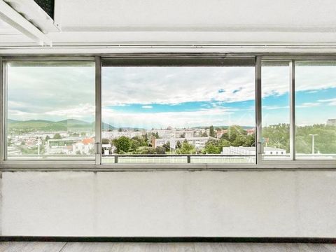 Comece o dia com uma vista maravilhosa! Este emocionante apartamento de 3 quartos no 6º andar do elevador convence com um layout de quarto ideal (adequado para apartamentos compartilhados). Entre em sua casa pela convidativa antessala e deixe-se insp...