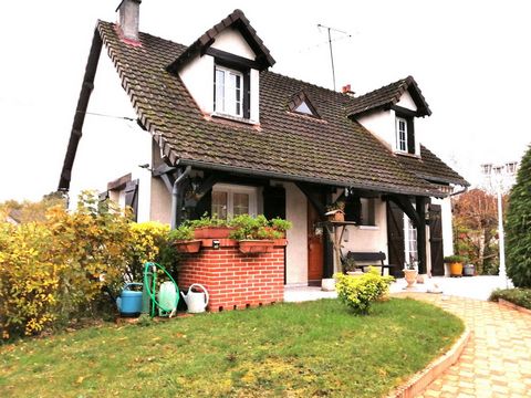 Maison familiale sur sous sol complet, offrant au rdc : Entrée avec placards, cuisine indépendante aménagée/équipée, salon/séjour avec cheminée, 1 chambre, wc avec lave-mains. A l’étage : dégagement, 2 chambres spacieuses avec placards, salle de bain...