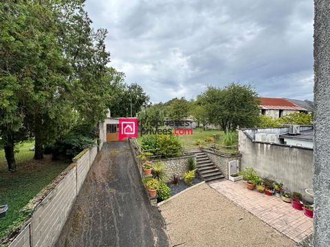 Sainte-Maure-de-Touraine ? Centre-ville Maison familiale avec jardin, dépendances et beau potentiel Prix : 239 400 euros HAI Vous recherchez une maison spacieuse, pleine de caractère et offrant de nombreuses possibilités . Venez découvrir cette maiso...