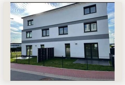 Neu gebaute Doppelhaushälfte 125 qm wohfläche das Haus besteht aus 4 stockwerken mit Balkon und Terrasse mit kleinem Garten und eigenem 2 Stellplatz. in ruhiger gehobene Wohnlage.