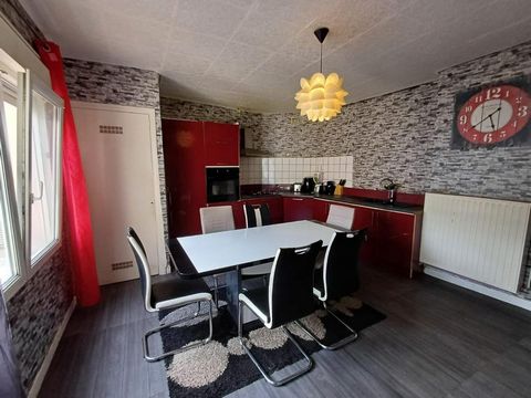 Situé dans la charmante ville de Villerupt (54190), cet appartement offre un cadre de vie paisible à ses habitants. Proche des écoles et des commerces, cette localité dynamique saura séduire les couples ou les familles en quête de praticité au quotid...