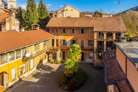 Nel cuore del centro storico di Miasino, questa affascinante casa storica con corte privata rappresenta un’ottima opportunità per chi desidera dare nuova vita a un immobile storico dal grande potenziale. L’edificio che si sviluppa su due ali, è suddi...