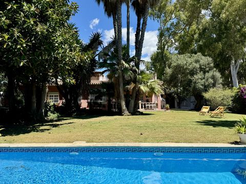 Located in San Pedro de Alcántara. Beautiful family villa with a lot of charm located on the second line of the beach the well established urbanisation Linda Vista Baja, San Pedro de Alcántara. Built on a single floor, on a beautiful plot it has a ve...