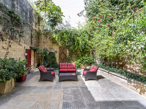 Nestled in the heart of the vibrant St. Julian`s this Charming Double Fronted Townhouse is located a corner away from the bustling promenade and serene sea. The property boasts a delightful garden that provides ample space for a pool. This prime loca...