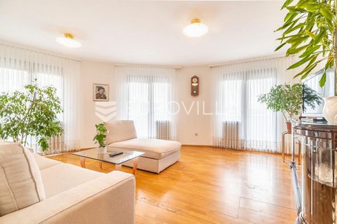 Svetice, three bedrooms apartment on the fourth floor with an elevator in an excellent building in an excellent location. Built in 1995, earthquake-resistant, high-quality reinforced concrete construction. It consists of an entrance hall, guest toile...