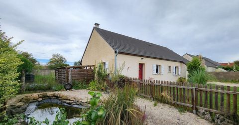 Située au fond d'une impasse, dans un environnement calme et verdoyant, venez découvrir sans tarder cette charmante maison de plain pied du début des années 2010. Elle est composée d'une belle pièce de vie dotée d'un poêle à bois, d'une cuisine ouver...