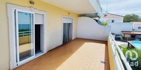 Magnífico apartamento T2 inserido em condomínio privado com garagem, ginásio, piscina, zona infantil e churrasqueira. Localização fantástica, a aproximadamente 600 metros das fabulosas praias de São Julião e Foz do Lizandro, e a 7 minutos da vibrante...