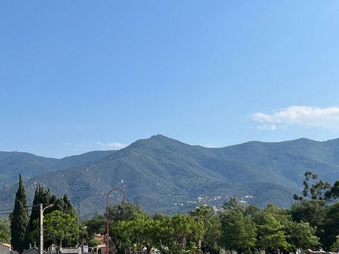 Maison à fort potentiel avec vue sur les Albères, 3 faces de 155 m2 habitable sur une parcelle de 502 m2. Au rez-de-chaussée : entrée, grande pièce de vie avec cheminée, donnant sur un spacieux jardin, cuisine indépendante (mais pouvant s'ouvrir à l'...