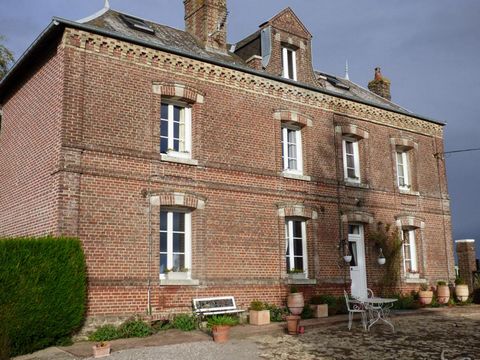 Situé près de Forges-les-Eaux dans un cadre champêtre vallonné, ce corps de ferme isolé s'étend sur environ 4,5 hectares d'un seul tenant. La demeure bourgeoise, en bon état, comprend un séjour salon avec cheminée, une salle à manger ou chambre, une ...