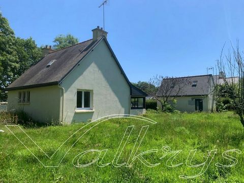 Ensemble de 2 maisons situé dans un hameau très calme, sur un terrain de 1600m2 arboré, arbres fruitiers et petites dépendances, en zone naturelle/littoral avec accès au sentier côtier. 1/ Un permis de rénovation, en cours de validité, sur la grande ...