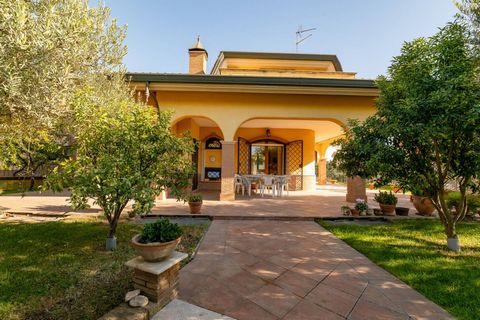 Monterotondo - via Sele - we offer for sale a villa of 271 internal square meters with a large garden of 300 square meters and a garage of 45 square meters. The house is on three levels and consists of a double living room overlooking the porch and t...