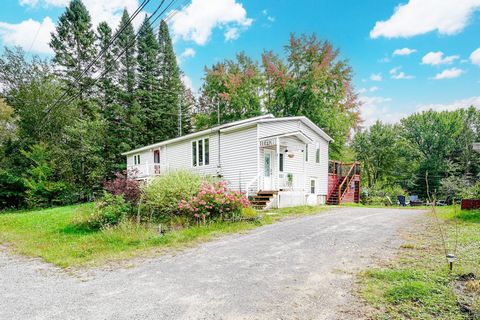 Warm and inviting three-bedroom home located in Saint-Émilie-de-l'Énergie, available from September 1st. This comfortable waterfront house offers an exceptional living environment for those looking to escape to a natural setting while enjoying all mo...