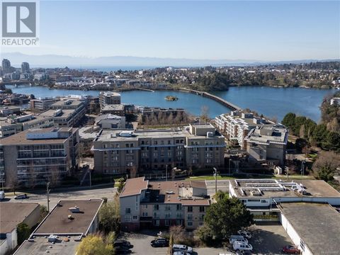 Diese geräumige, zweistöckige Unterkunft fühlt sich an wie ein Stadthaus und verfügt über einen eigenen Eingang (perfekt für Personen mit Haustieren). Mit über 800 SF Wohnfläche werden Sie von dem offenen Hauptwohnbereich beeindruckt sein, der ein se...